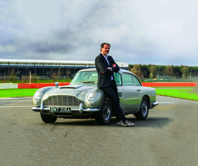 <b>GOLDFINGER PÅ SILVER­STONE:</b> Vår kollega og Bond-fan Hauke Schrieber og en Aston Martin DB5. Bilen ga ikke-røykeren Hauke lyst på en røyk.