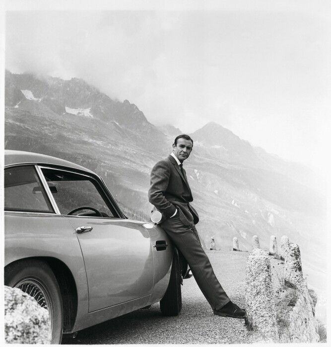 <b>SÅNN SKAL DET GJØRES:</b> Sean Connery og Aston Martin DB5 i «Goldfinger».
