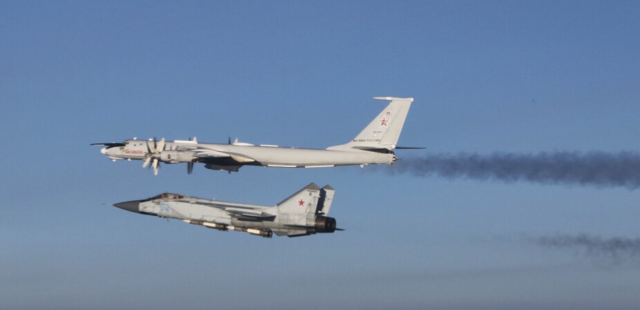 <b>FØRSTE MØTE:</b> Norske F-35 møtte russiske fly for første gang på avskjæringsoppdrag utenfor Vestlandskysten 7. mars. Den russiske formasjonen besto av to Tu-142 ubåtjegere eskortert av MiG-31.