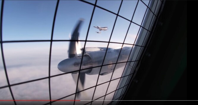 <b>TRAVELT I LUFTA:</b> Også F-16 fra beredskapen i Bodø ble filmet fra det russiske flyet. Eskorteflyet, en MiG-31, er synlig nærmest.