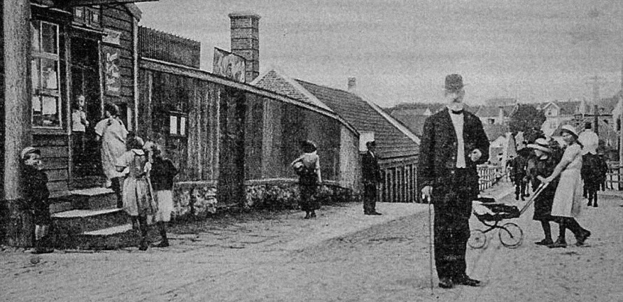 GODTEBUTIKK: Alexander Hugo Køhler poserer foran sin godtebutikk i Kristiansand.