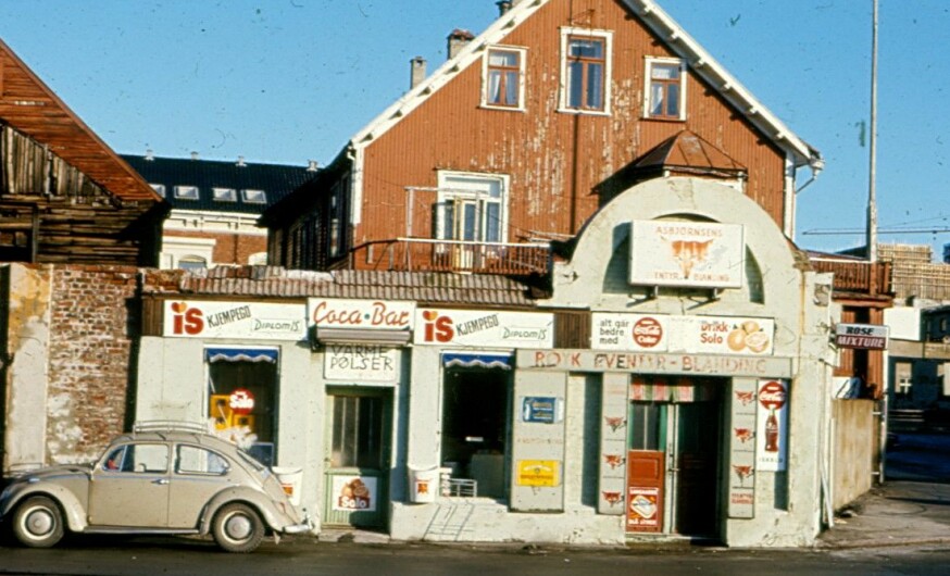 SLOTTSTAPPET: Køhlers familie drev i mange år denne kiosken i Kristiansand. På byen het det at bak disken sto prinsessa av Habsburg!