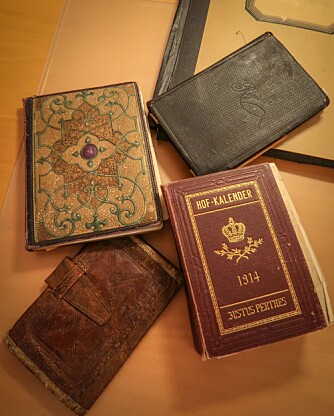 <b>BEVIS:</b> I skrinet etter Alexander Hugo Køhler lå disse gjenstandene; lommebok, stambok, notisbok og en hoffkalender.