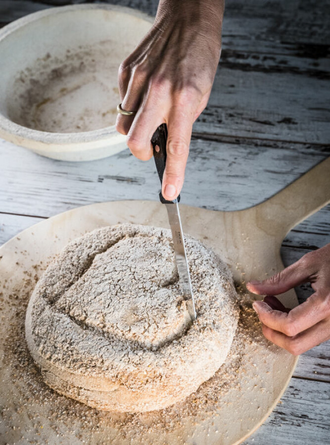 Når du skjærer inn toppen for å åpne brødet under bakst, kan du lage fine figurer i brødet. Snittet skal være sirka 1,5-2 cm dyp.