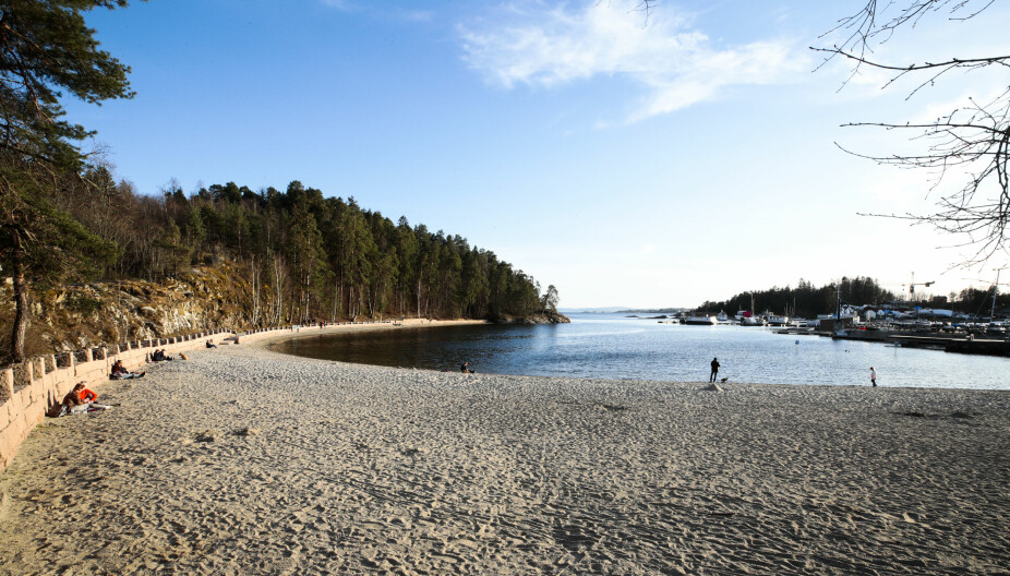 VARSLER KANONVÆR UT MÅNEDEN: Med god avstand nyter flere sola og stranda på Bygdøy Sjøbad i Oslo 7. april i år. Det vil bli mange muligheter til å komme seg ut i sola fremover. Dersom du bor i Sør-Norge.