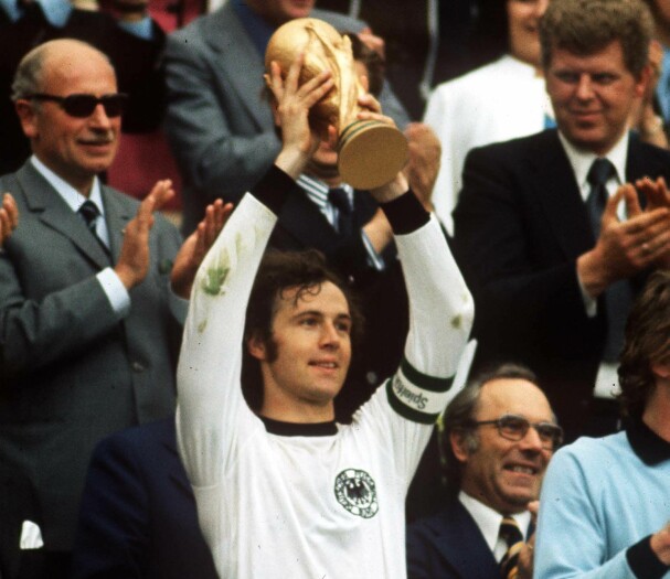 <b>PÅ TOPPEN:</b> Franz Beckenbauer var lagkaptein på det tyske fotballandslaget som vant VM på hjemmebane i 1974. Da eventyret skulle gjentas i 2006, ble det skandale på Beckenbauer. Til høyre: Boris Becker under Wimbledon i 1985, da han ble tidenes yngste vinner. Også han skulle få trøbbel.