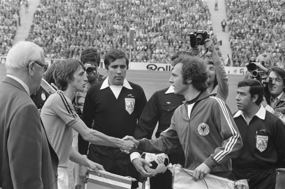 <b>LEGENDEMØTE:</b> To av de største profilene europeisk fotball har hatt, Johan Cruyff og Franz Beckenbauer før VM-finalen i 1974. Cruyff døde av kreft i 2016, Beckenbauer er fratatt all ære etter pengesnusk.