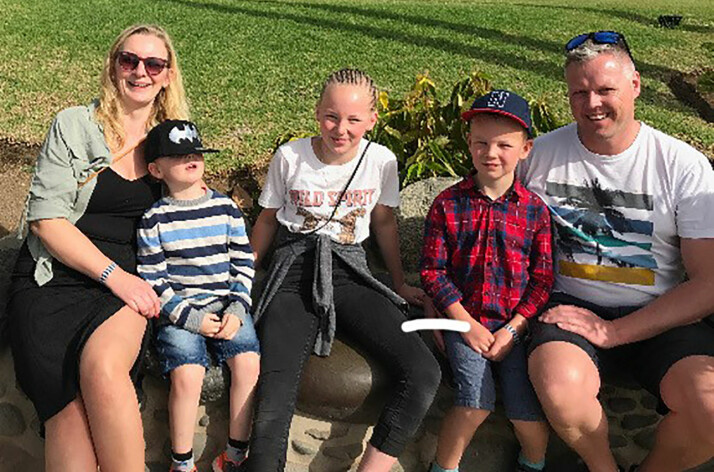 HELE FAMILIEN:  Kim Tore Olsen jobber offshore, og er borte to uker av gangen.