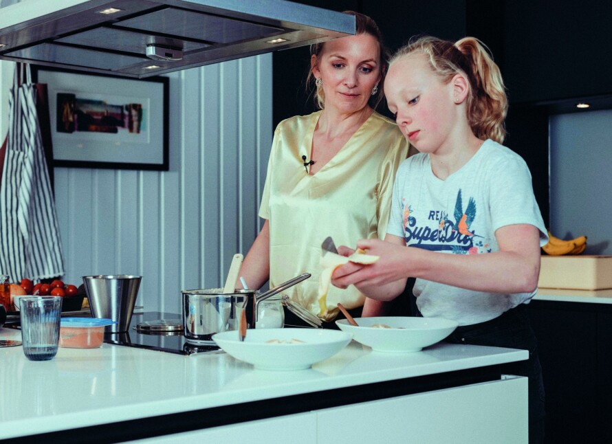 HJELP: Eldstemann Ella er mamma Veronicas hjelpende hånd.