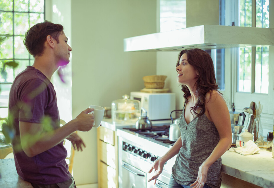 TETTERE PÅ: Livet hjemme kan føre til mer friksjon i mange parforhold. Her er ekspertenes tips til hvordan du jobber deg gjennom problemene.