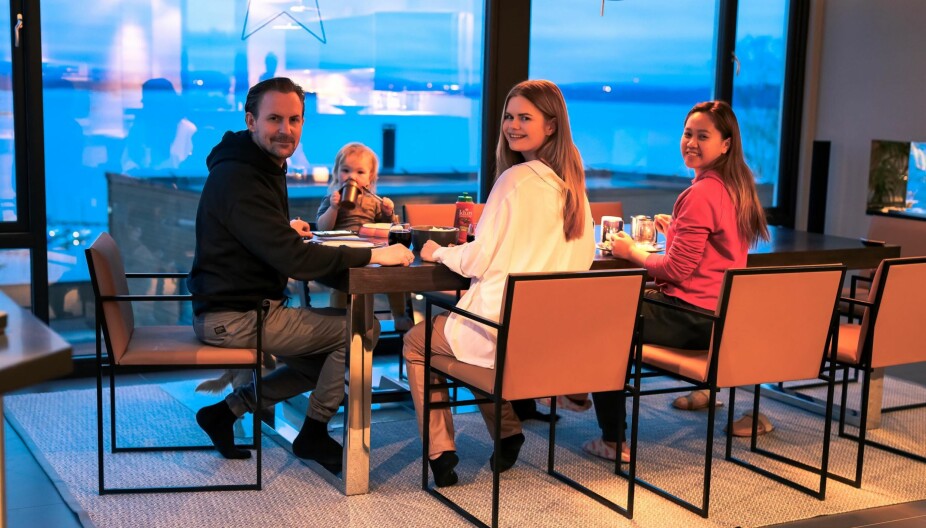 FAMILIEN. Ulrik, Severin og Julianne Nygård sammen med au pairen Regien rundt familiens middagsbord.
