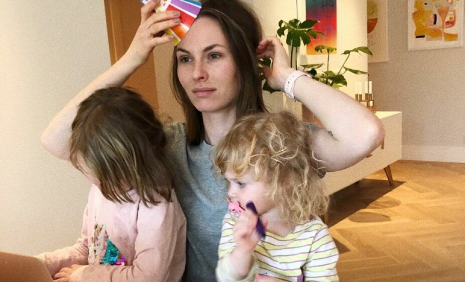 NYTT LYS: Tobarnsmor Oda Weider-Krog har fått et nytt syn på familielivet etter ukene med "koronakontor" hjemme. Her er hun med døtrene sine Stella (4) og Iben (2).