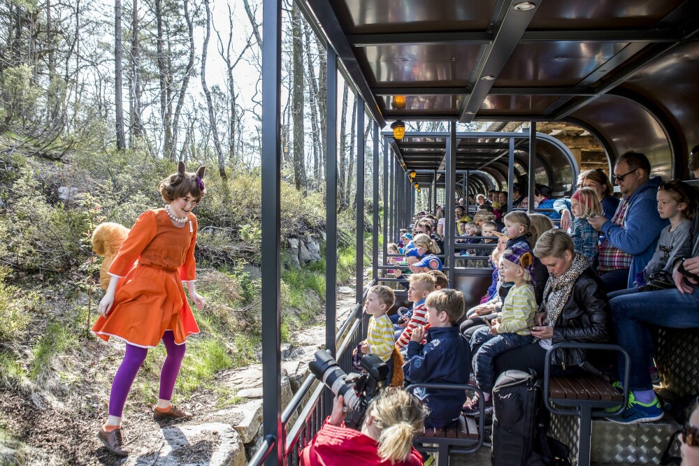 SPENNENDE PÅ TEATER: Om sommeren settes det opp mange utendørs teaterforestillinger for barn. Her fra Dyrene i Hakkebakkeskogen i Dyreparken i Kristiansand.