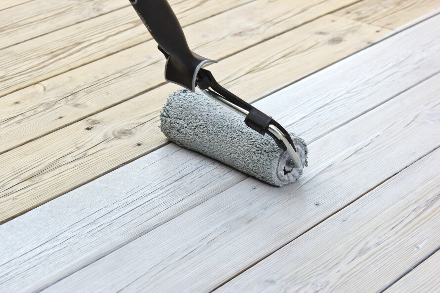 NYBEHANDLET: Når terrassen er renset eller slipt, kan den beises, oljes, eller du kan la den være ubehandlet. Foto: Ifi