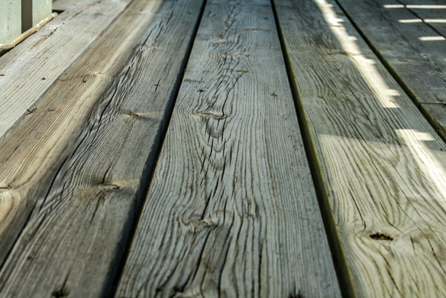 SLITENT: Er terrassegulvet stygt og oppsprukket, vil sliping gi bordene en jevn og fin overflate. Foto: Utleieprodukter as