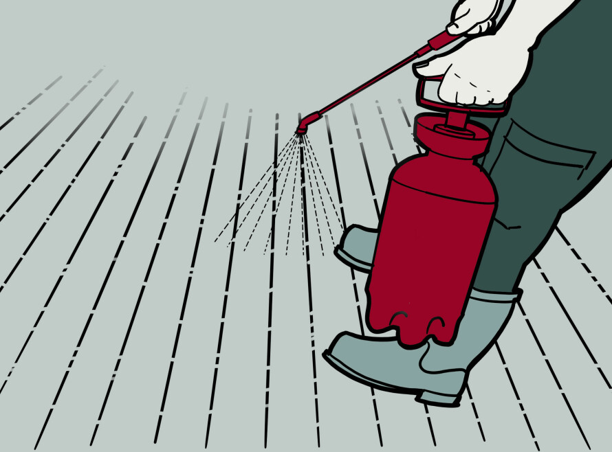 PÅFØRING: Fukt terrassen og bruke en hagesprøyte til å påføre rensemidlet.