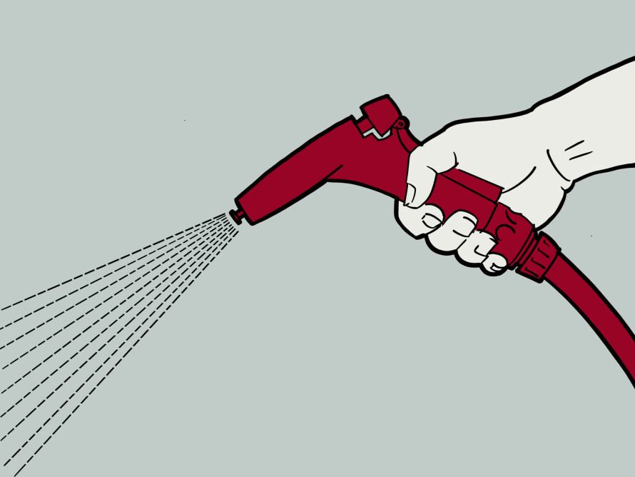 SKYLL: Terrassen må skylles grundig slik at alt rensemidlet fjernes.