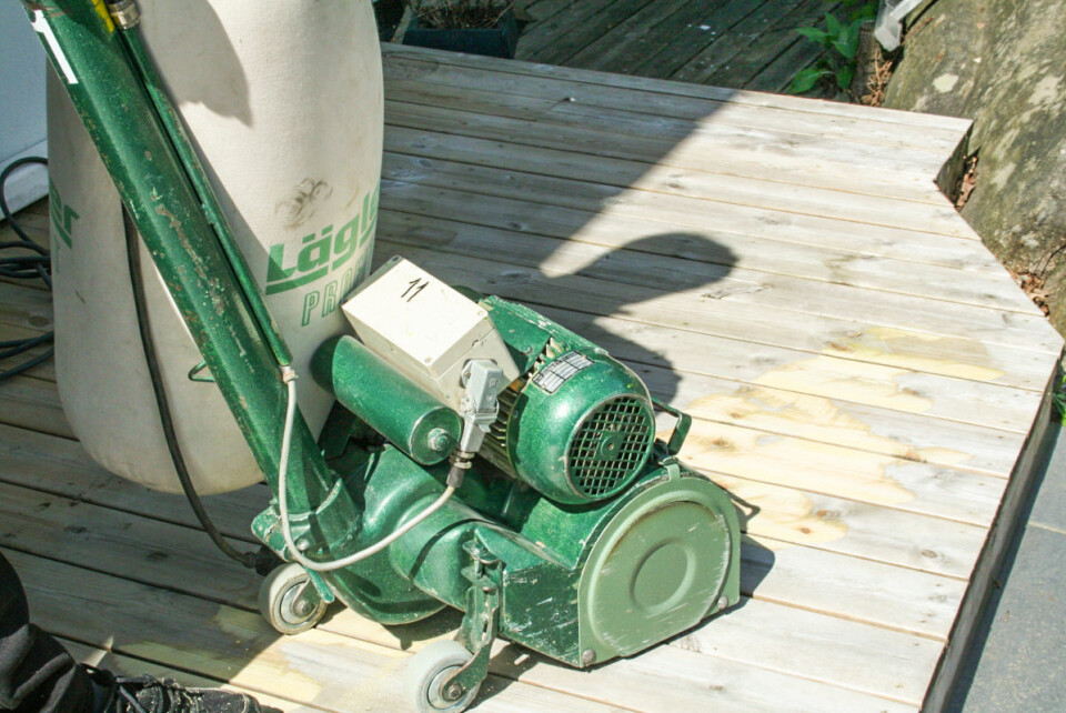 UJEVNT:. Terrassebord som har ligget en stund har gjerne vridd seg slik at de er blitt krumme. Da bør grunnslipingen gå diagonalt på bordretningen. Foto: Utleieprodukter as