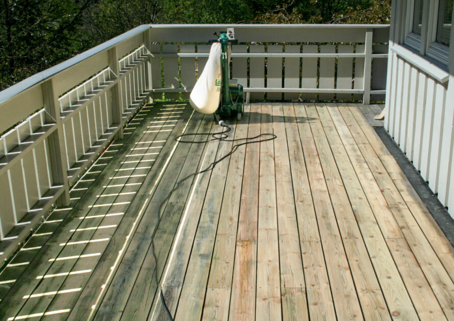 GROVSLIP: Gulvet slipes med grovt papir helt til all overflatebehandling er borte. Foto: Utleieprodukter as