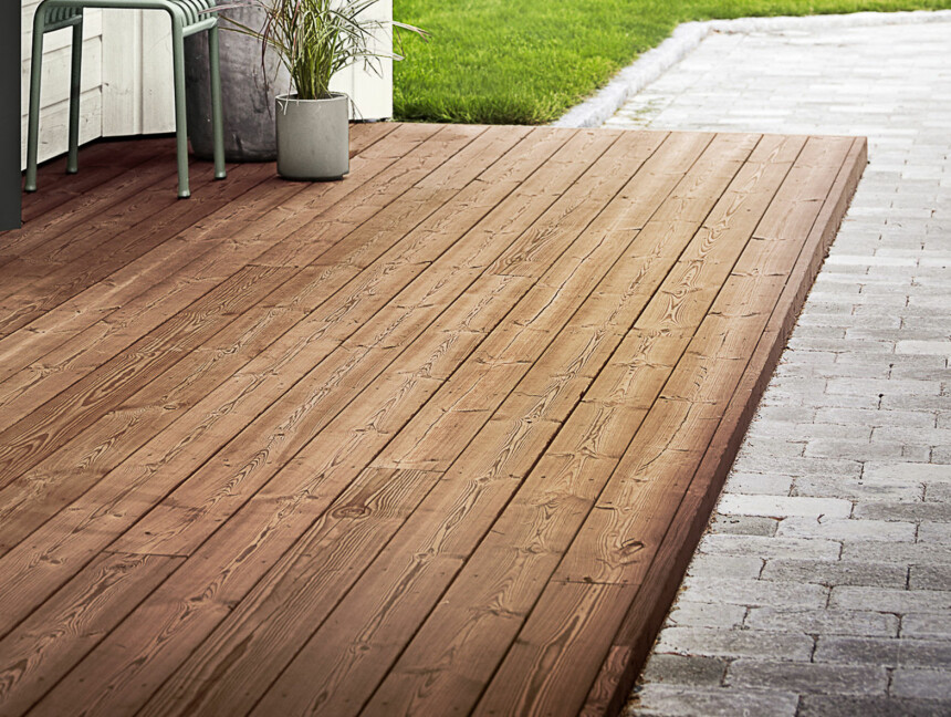 TERRASSEOLJE: En terrasseolje er transparent og gir bordene et naturlig preg.