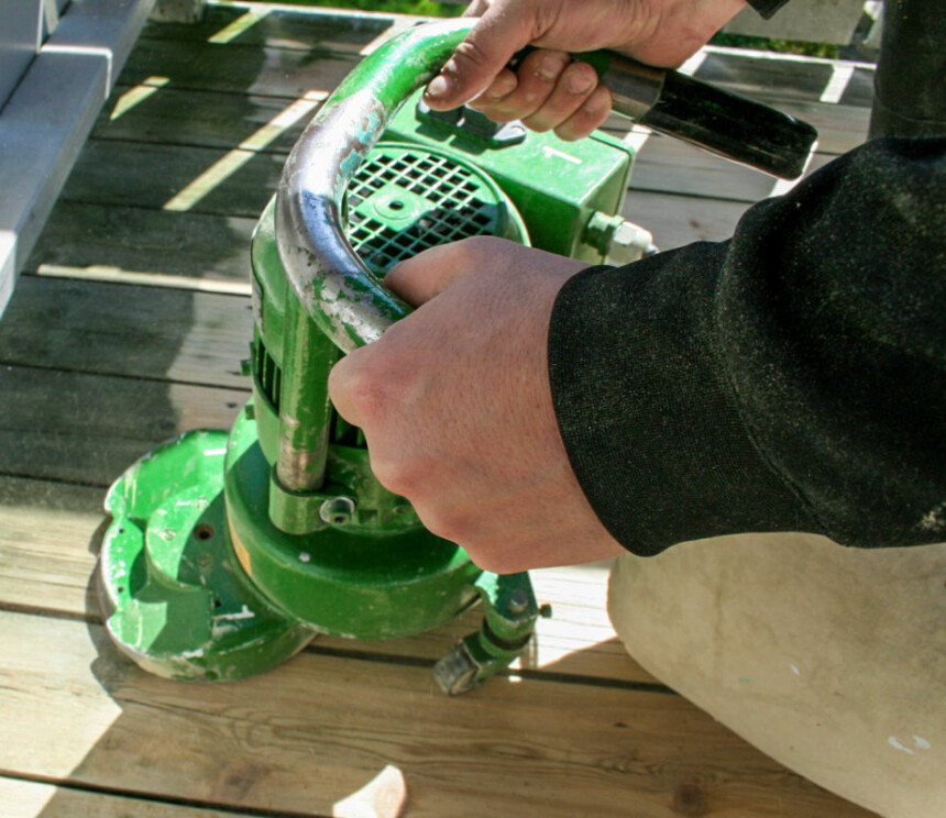 KANTSLIPING: På kanter og steder det er vanskelig å komme til brukes en egen slipemaskin.Foto: Utleieprodukter as