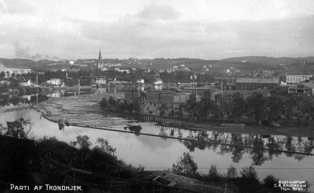 <b>SYNLIG I BYBILDET:</b> Tømmer i vannveiene var et vanlig syn, her i Trondheim i 1915.