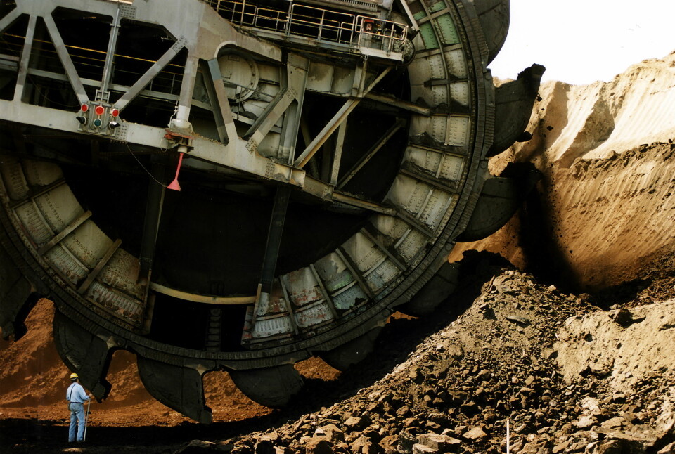 ENORME DIMENSJONER: Et menneske blir ganske liten, omtrent som en maur, i forhold til det enorme skovlhjulet.