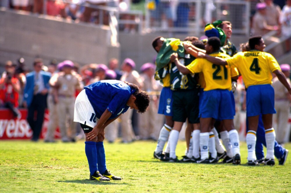 <b>NEDERLAG OG TRIUMF:</b> Straffeskytterens forbannelse er at folk husker missene bedre enn scoringene. Bommen til Roberto Baggio, en fotballmaestro som ifølge italienerne spilte med engler i føttene, i VM-finalen i 1994 var turneringens siste spark på ballen. Og ga Brasil seieren. 
