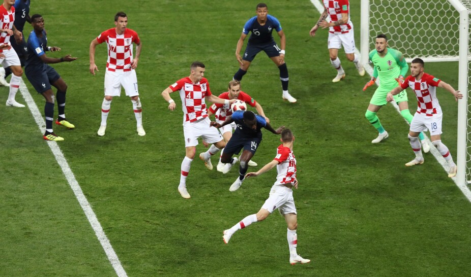 <b>FOR STRENG STRAFF:</b> Ballen traff Kroatias Ivan Perisic i hånda, og Frankrike fikk straffe i en situasjon det ikke akkurat luktet mål av under forrige VM-finale.