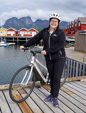<b>BRYG­GE­HO­TELL:</b> Vert­in­ne Ca­mil­la Berg Hansen øns­ker gjes­te­ne vel­kom­men til flot­te Kjer­ring­øy Bryg­ge­ho­tell. Her kan du bo tett på ha­vet i sjø­hu­se­ne og leie syk­ler for å ut­fors­ke øya.