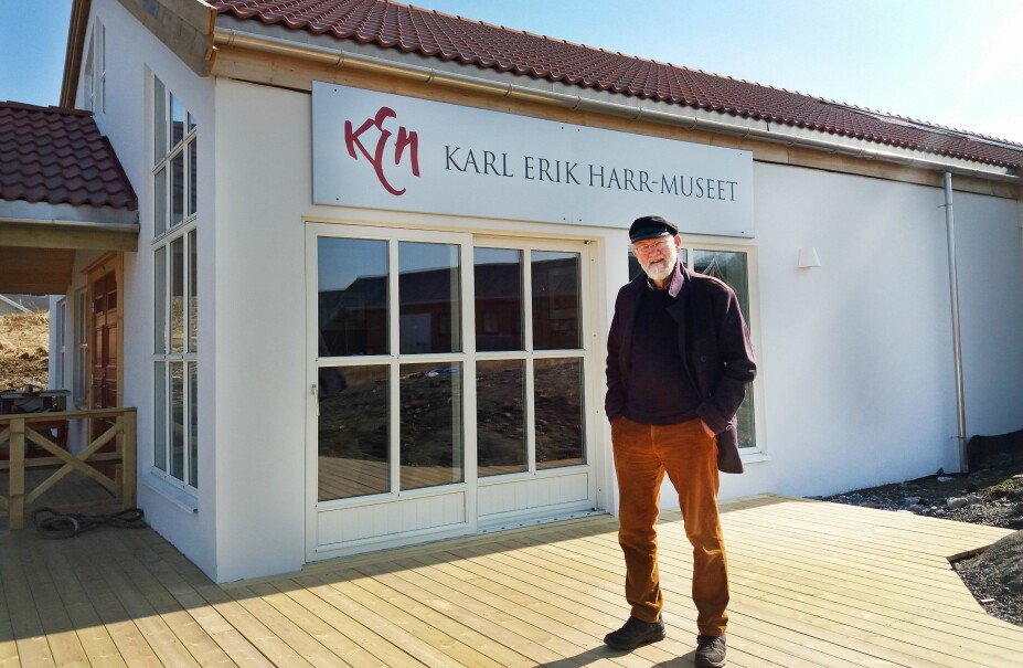<b>ØY­KUNST­NE­REN:</b> Karl Erik Harr er en av Nord-Norges mest re­nom­mer­te kunst­ne­re. Her for­an sitt nye gal­le­ri, som han åp­ner i som­mer.