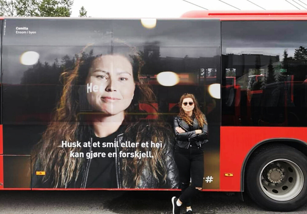 RUTERKAMPANJEN: Camilla har bestemt seg for å gi ensomheten et ansikt. Gjennom Ruterkampanjen «Ensom i byen», som oppfordret folk til å si hei eller gi hverandre et smil på bussen og trikken, ble Camillas ansikt kjent. Bildet hang på plakater og busser høsten 2019.