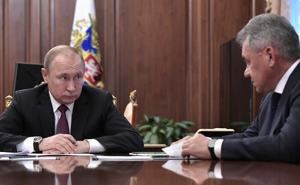 <b>KRIGFØRING:</b> … men med ord og falsk informasjon som våpen, inngår i Vladimir Putins og forsvarsminister Sergei Shoigus våpenarsenal.