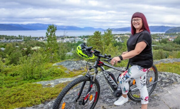 STOLT: Unn Hege Hegge er stolt over hjembyen sin, og hun elsker å bruke naturen. El-sykkelen blir flittig brukt, også på fjellet.