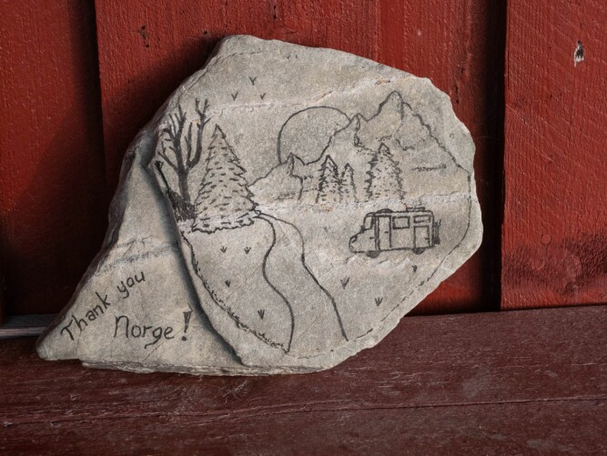 <b>TAKKSIGELSE:</b> Denne steinen fant vi ved Steinvikholm festning, og teksten sier alt om Norge som reisemål for bobilturister.