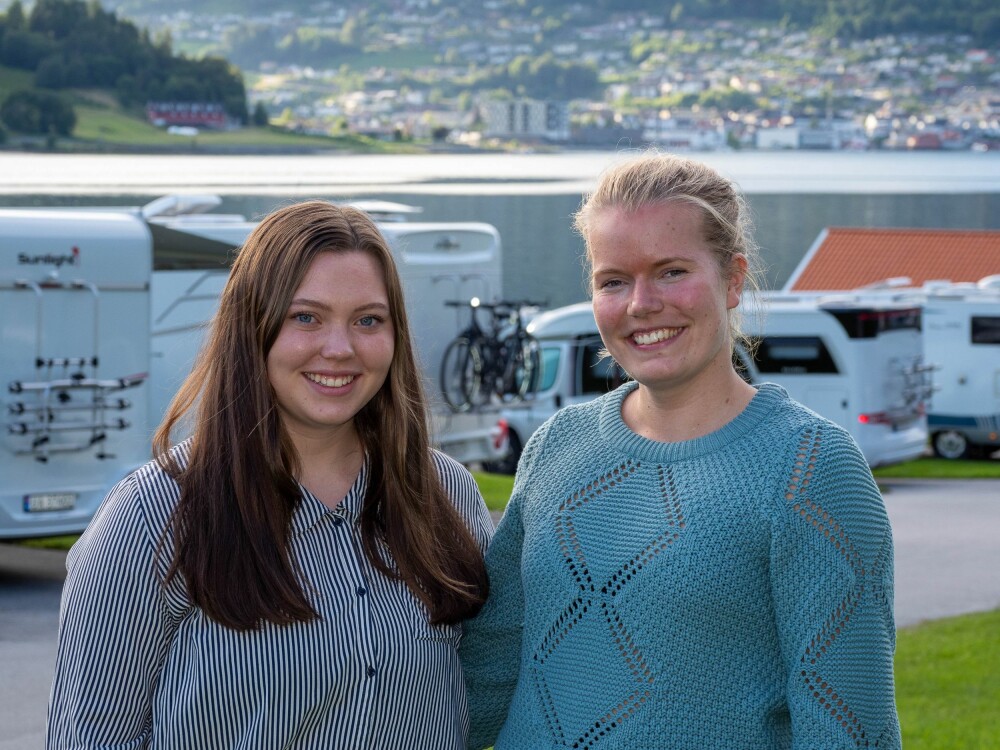 <b>VERTSKAP:</b> Oda-Johanne Kjørnes og Jenny Grindedal Ertesvåg hadde sommerjobb som campingverter.