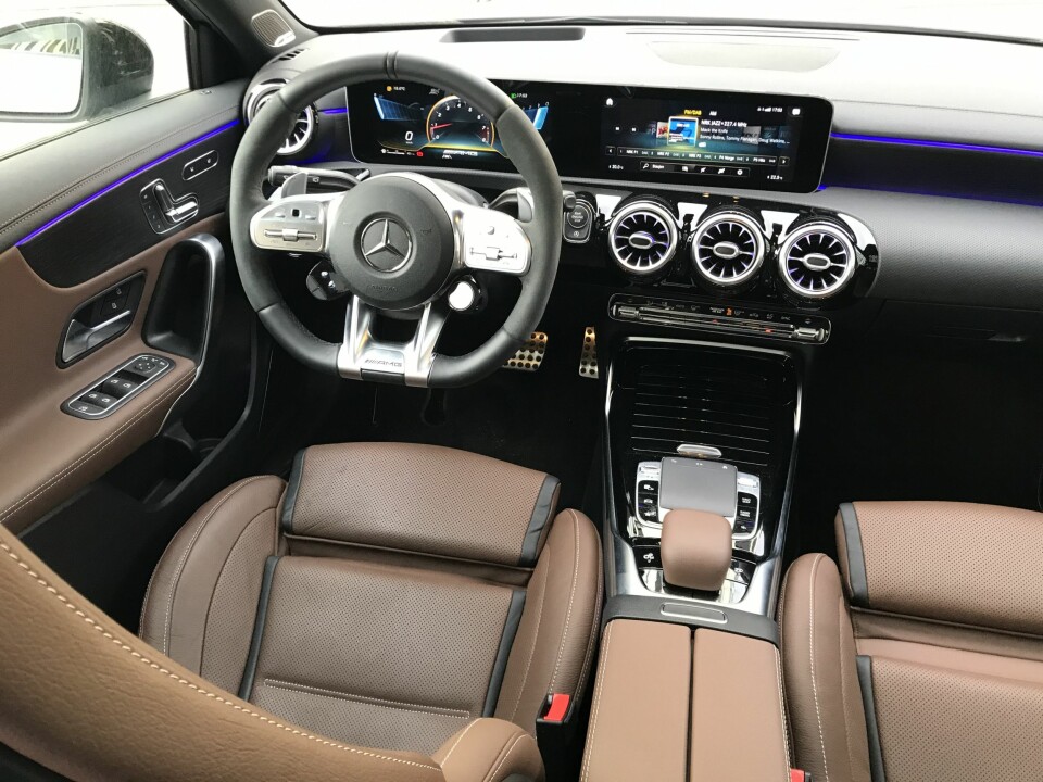 LUKSUS: Førermijøet, seter og dashbord er like luksuriøst som det er sportslig. De ventilerte sportssetene koster nesten 70 000 kroner ekstra.