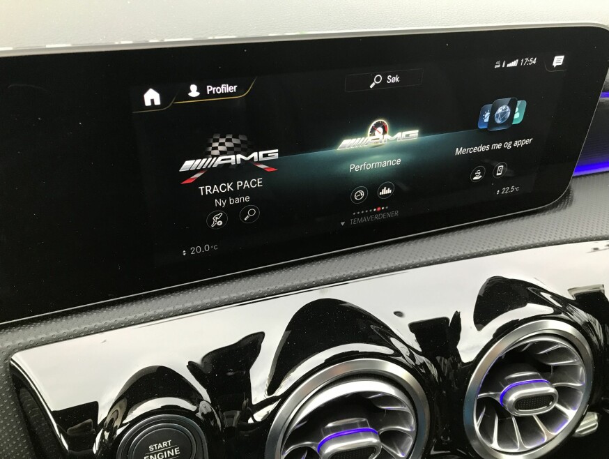 RUNDETIDER: Den virtuelle løpsingeniøren AMG Track Pace inngår i standardutstyret. Med den kan du holde orden på rundetider, akselerasjonsdata og mye mer. Bilen har også eget driftingmodus. Foto: Martin Jansen