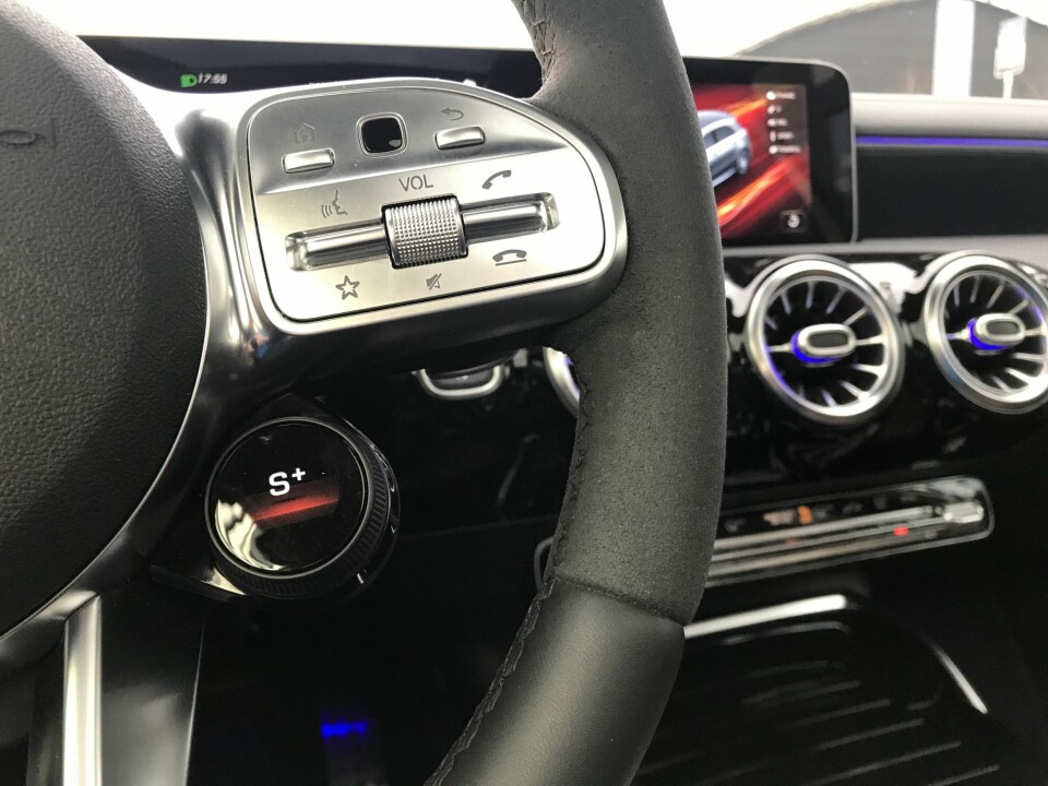 HURTIGBRYTER: Med det lille hjulet på rattet kan du raskt bytte mellom ulike kjøremodi som har forskjellige parametre for gassrespons, demping, hurtigheten på girskiftene og hardhet på styringen.