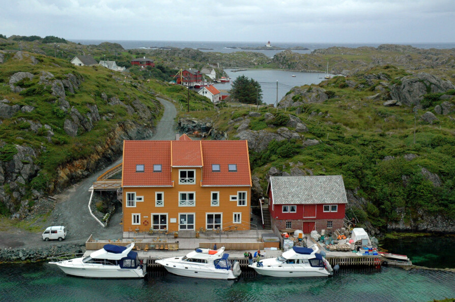 RØVÆR: Røvær ligger ut i havet nordvest for Haugesund. Røvær kulturhotell i forkant.
