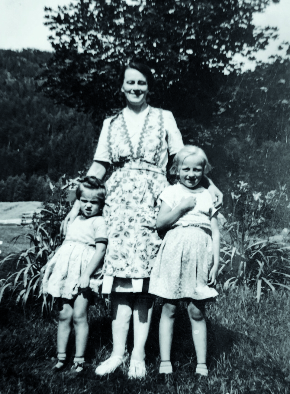 MOR OG DØTRE: Livet i Begnadalen sør i Valdres var trygt og godt. Nå er begge foreldrene borte.