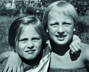 GODE VENNER: Karen Marie og søsteren Arna Oddveig var gode venner og delte interessen for skøytesporten