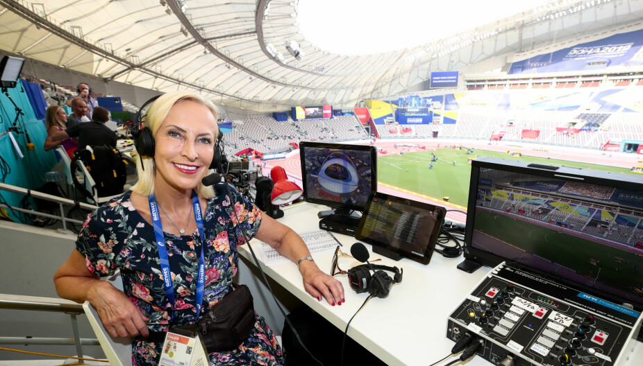PÅ PLASS: Karen-Marie Ellefsen i NRK på jobb under VM i friidrett 2019 i Doha i Qatar, på Khalifa International Stadium.