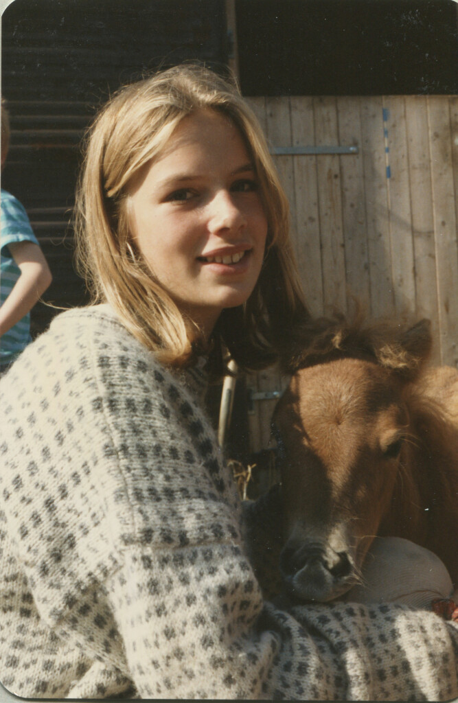DYREVENN: Gunhild Stordalen avbildet med en kalv.