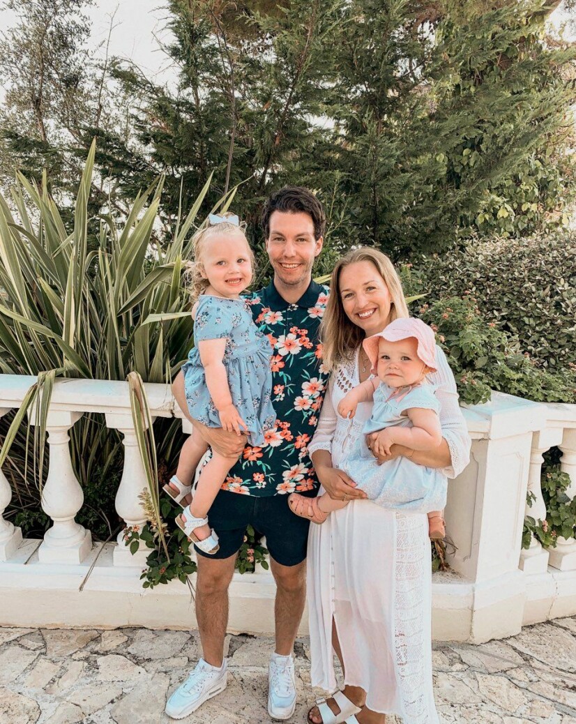 PÅ TUR: Familien samlet på ferie.