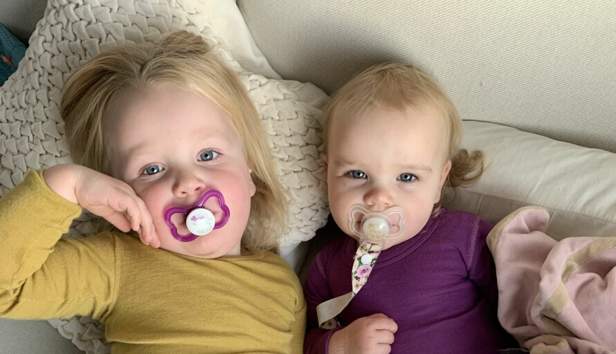 SØSTRE: Lillesøster Mille har skjønt at søsteren Lilly må ha insulin når hun spiser. De to jentene passer på at lekedukkene også får insulin.