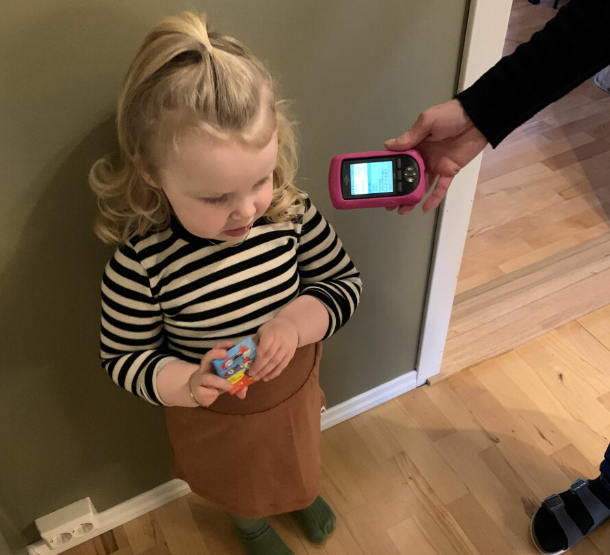 LØRDAGSGODTERI: Lilly kan spise det samme som andre barn, men må følges opp med insulinbehandling.