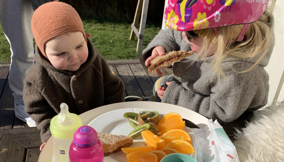 MYTER OM MAT: Mange tror det er mange ting Lilly ikke kan spise, men sannheten er at hun kan spise det samme som søsteren, men Lilly må få insulin.