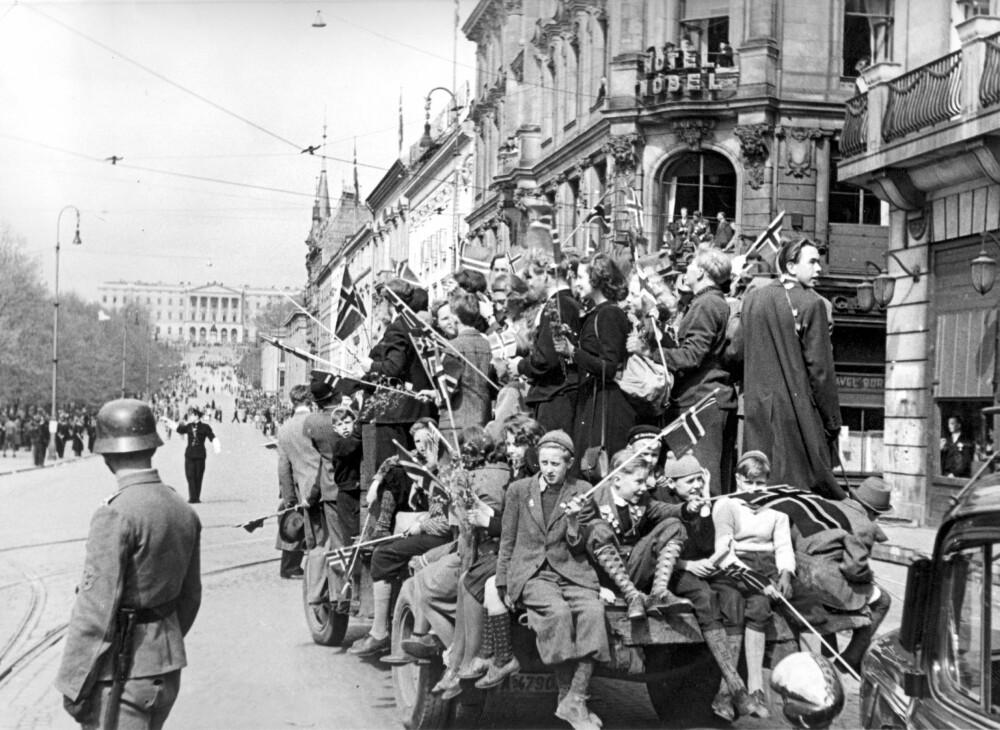 <b>SPILLET SLUTT:</b> En slukøret tysk soldat måtte bivåne jublende nordmenn på Karl Johan, 8. mai 1945. Oslo var frigjort. For andre gang på én dag.
