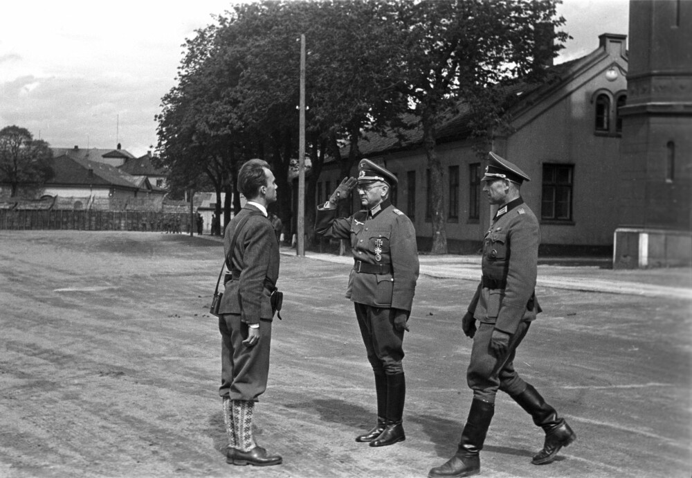 <b>SENT UTE:</b> Det legendariske bildet av overleveringen av Akershus festning til Terje Rollem i Hjemmefronten fra den tyske majoren Nichterlein, 11. mai 1945. Tyskerne ville egentlig ikke overgi seg til norske styrker.